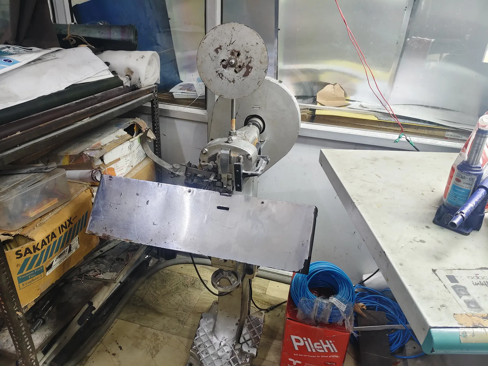 Automatic wire-stitching and stapling machine for answer booklets and school diaries