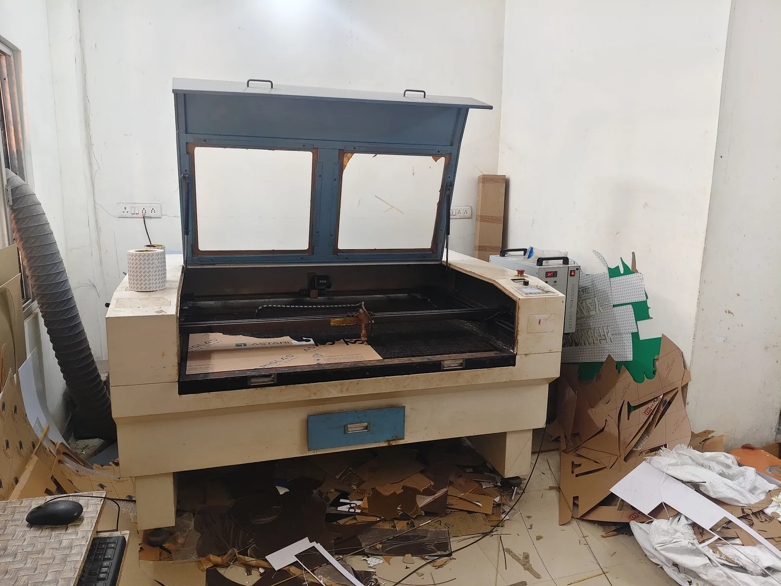Flatbed laser cutting machine for acrylic and precision fabrication