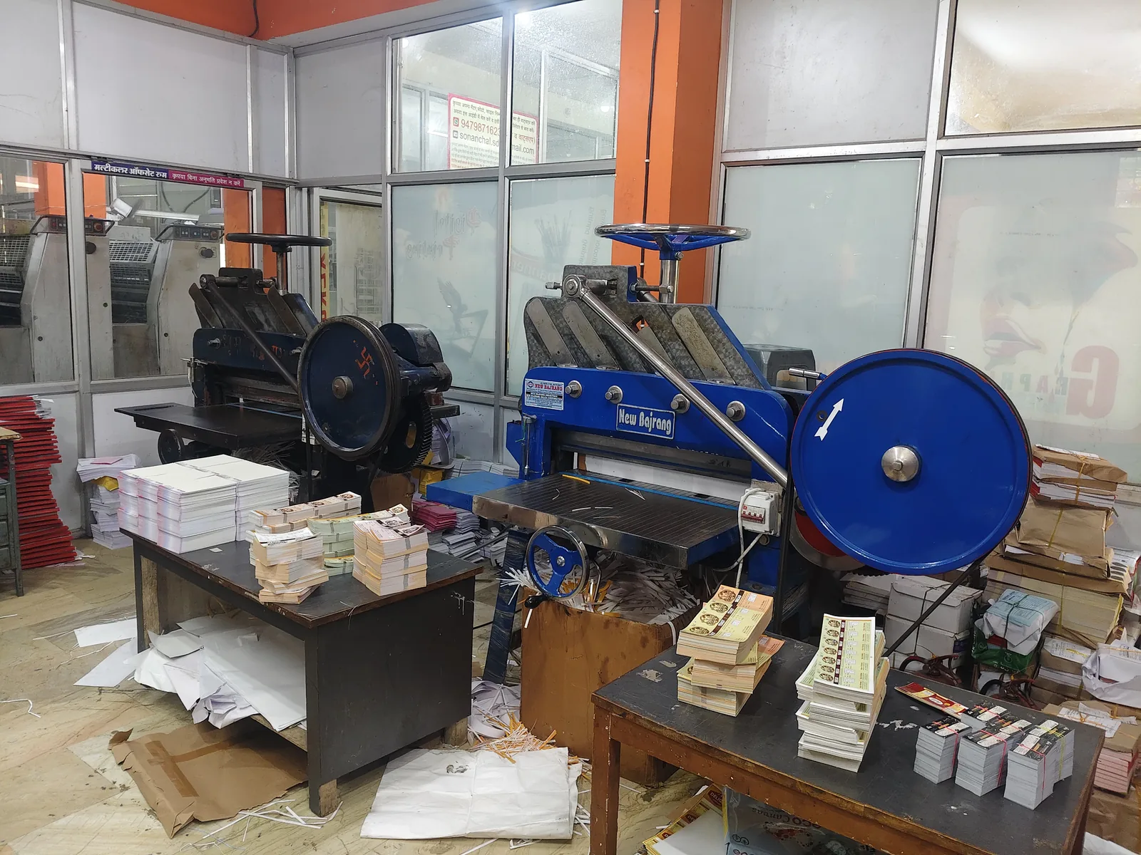 Programmable paper cutting machine for trimming student notebooks and exam copies